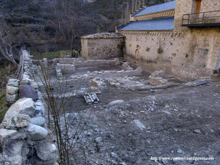 ESPACIO EXCAVADO CORRESPONDIENTE A CLAUSTRO Y DEPENDENCIAS DESDE EL OESTE